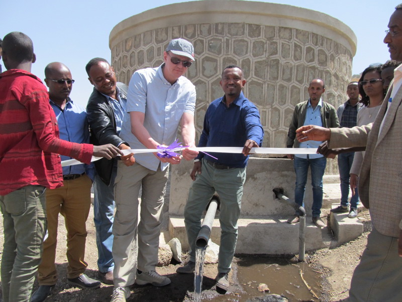 Ragnar framkvæmdastjóri SOS á Íslandi vígði vatnstankinn opinberlega í tilefni af heimsókninni. Við hlið Ragnars á meðfylgjandi mynd er Sahlemariam Abebe, framkvæmdastjóri SOS Barnaþorpanna í Eþíópíu.