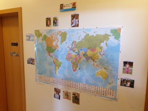 Staðsetning allra SOS barnanna tíu eru merktar á landakorti á vegg heima hjá Lilju Írenu