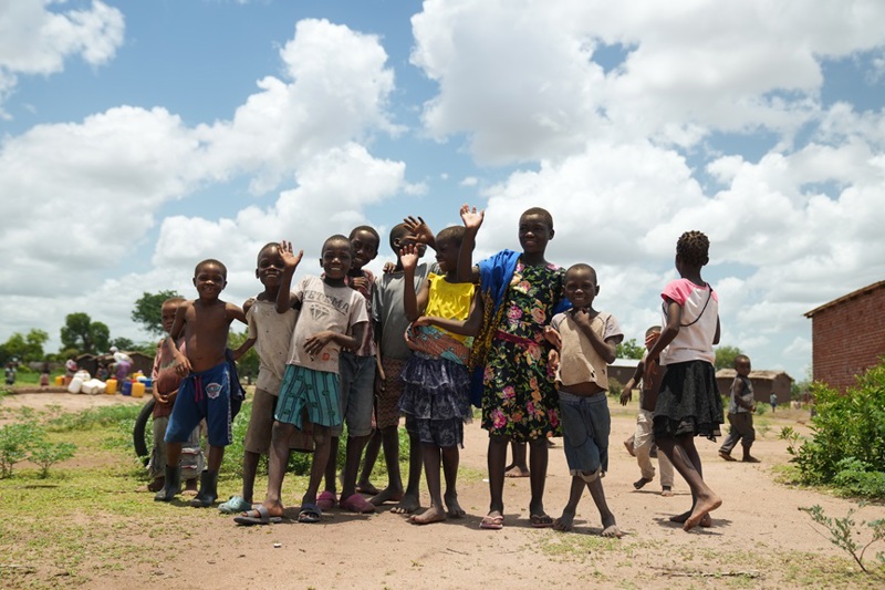 Frá verkefnasvæði okkar í Ngabu. Gleðin skein úr andlitum barnanna í heimsókn fulltrúa SOS frá Íslandi í janúar 2022. Ljósmynd: Jón Ragnar Jónsson.