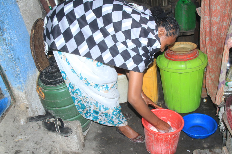 Hiwot tók að sér ýmis erfiðisstörf fyrir mörg heimili til að geta séð fyrir börnunum.