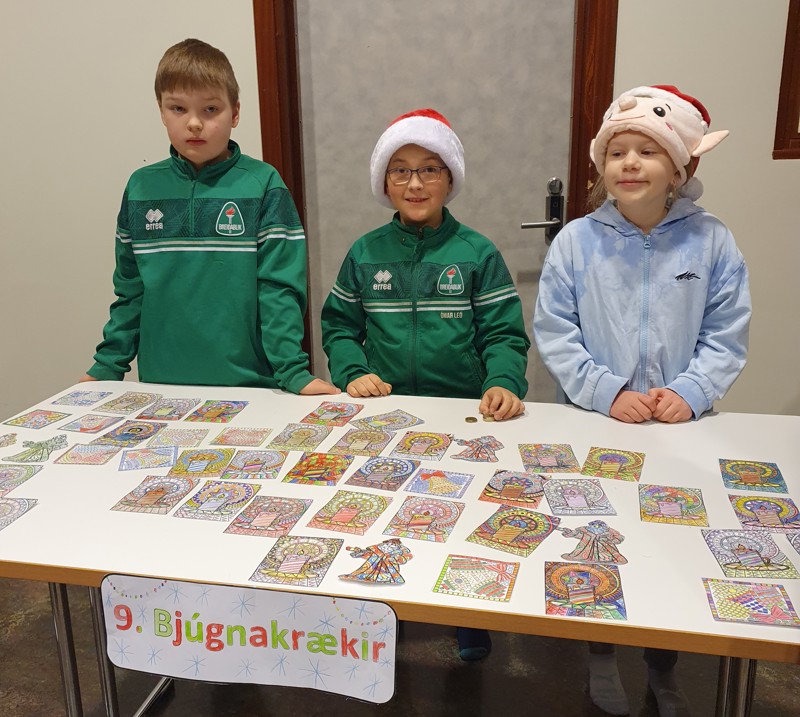 Börnunum var skipt upp í 13 hópa og fékk hver sölubás nafn eins jólasveins.