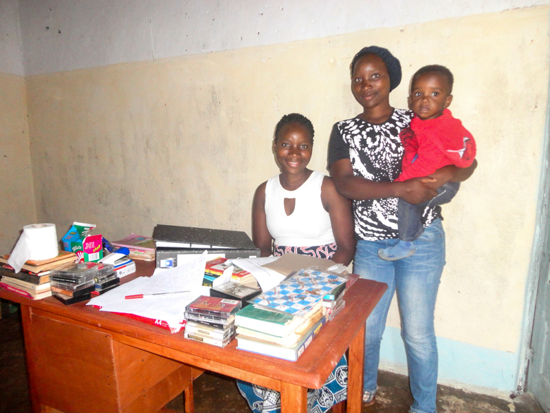 Alinafe og Sopani á skrifstofu sinni í leikskólanum.