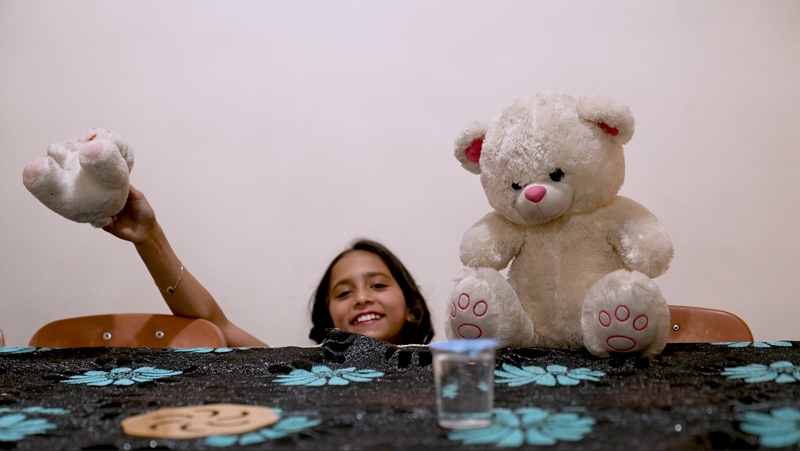 Börnin hlusta frekar á brúður en fullorðna fólkið.