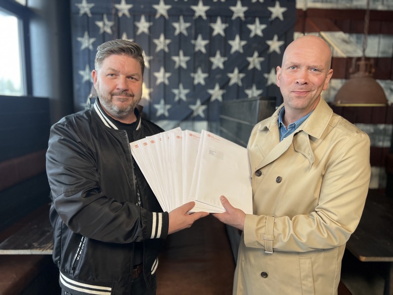 Hans Steinar Bjarnason, upplýsingafulltrúi SOS, afhenti Jóhannesi Ásbjörnssyni, talsmanni Gleðipinna, möppurnar með upplýsingum um öll styrktarbörnin átján.