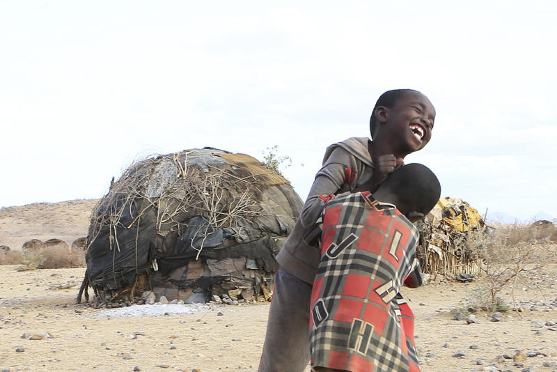 Bræðurnir að leika sér úti í bakandi heitri sólinni.