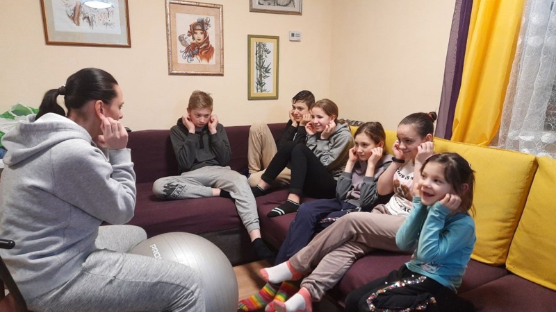 Sálfræðingurinn Oksana Nasybulina talar við börn úr fósturfjölskyldum í SOS barnaþorpinu í Brovary.