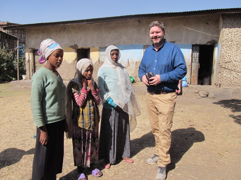 Sadije ásamt börnum sínum.