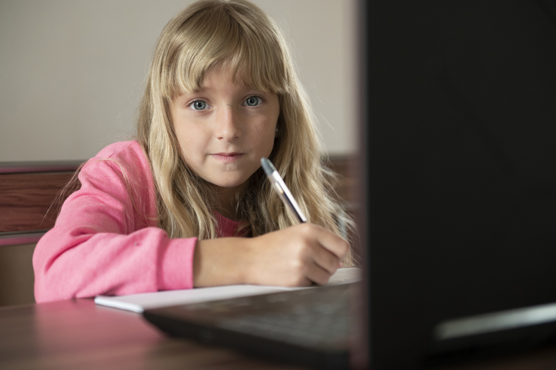 SOS veitir börnum stuðning við að viðhalda menntaþroska sínum. Skólahald hefur riðlast í Úkraínu og haft áhrif á 5,7 milljónir barna á skólaaldri.