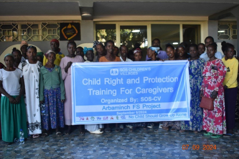 Foreldrar sækja námskeið um uppeldi og barnavernd.