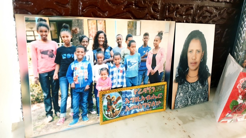 Emebet hefur alls alið upp 15 börn.