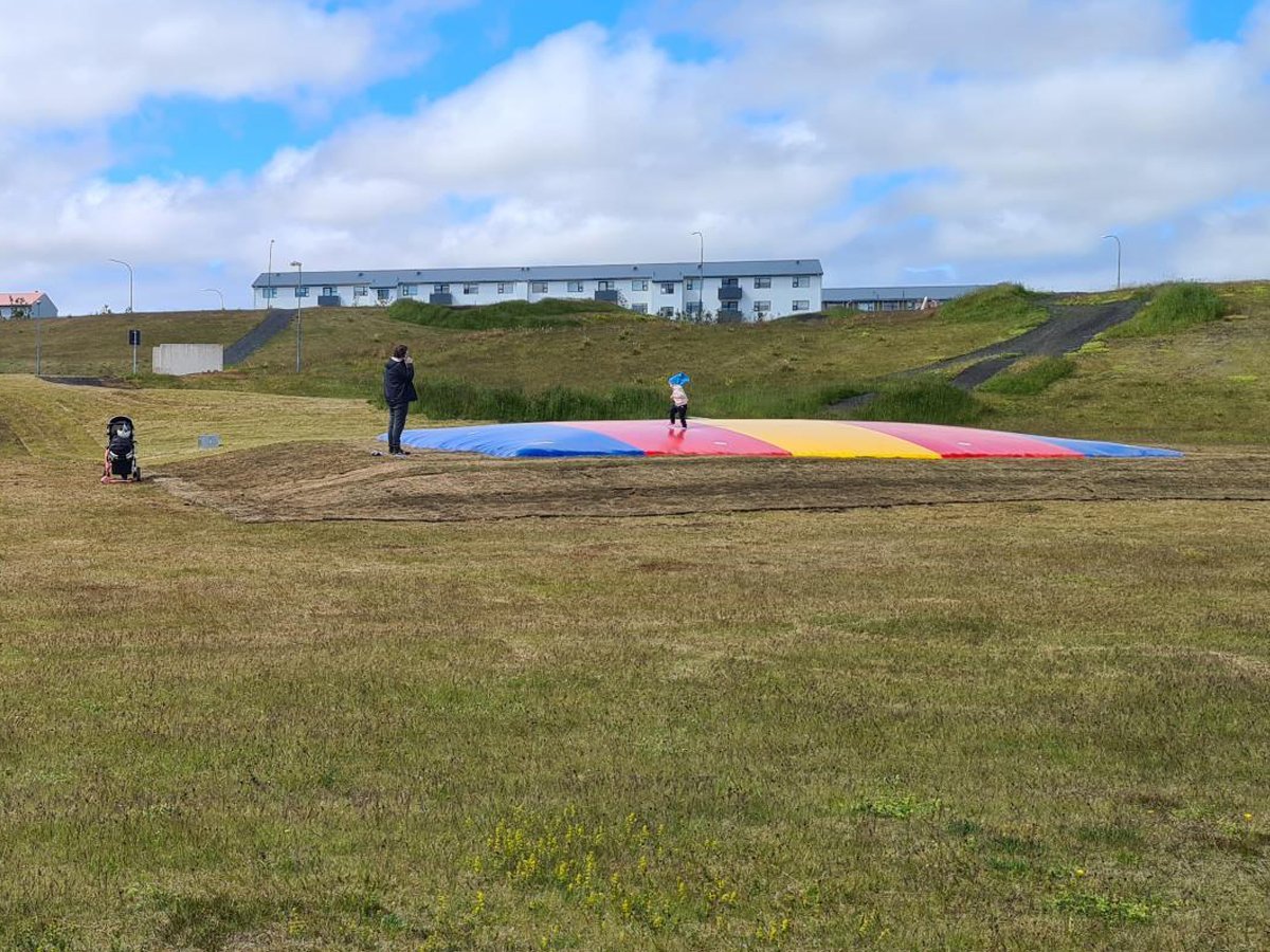 Börnin á Ásbrú fá ærslabelg að gjöf