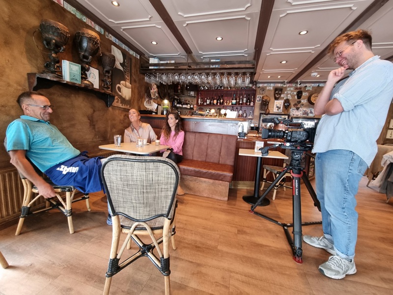 Eva og Tinna ásamt Stanko pabba sínum við tökur á sjónvarpsþættinum, á veitingahúsinu Svartakaffi sem hann rekur á Laugavegi.