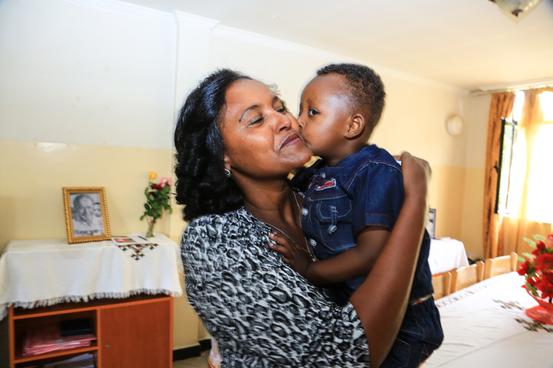 Emebet ásamt einum af gullmolunum sínum í barnaþorpinu.