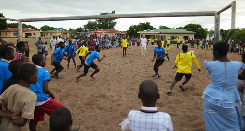 Rúrik spilaði fótboltaleik við börnin í barnaþorpinu. Þau fengu nýjar fótboltatreyjur að gjöf frá Íslandi.